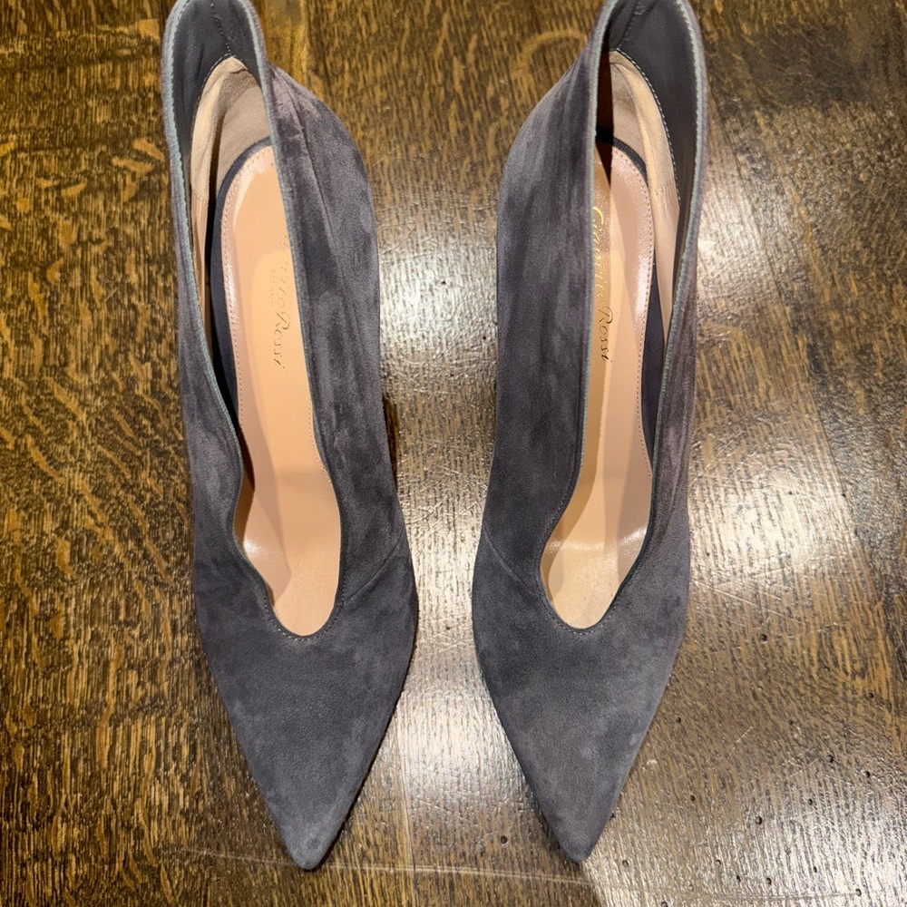 Gianvito Rossi Suede Pumps
Grey
Pointed-Toe Size 40.5